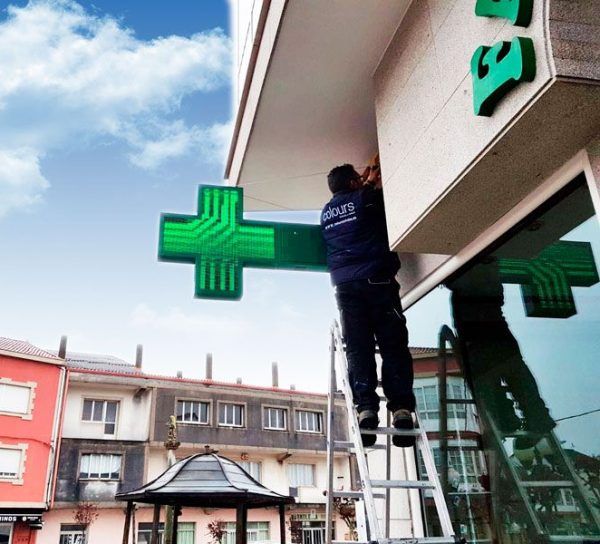 Exemple d'installation d'une croix de Pharmacie COSMI Full Color.