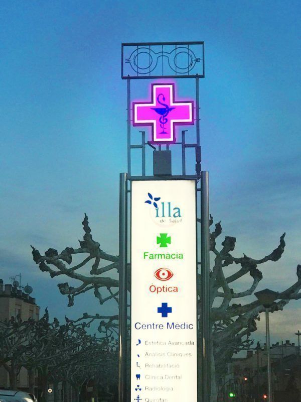 Exemple d'installation d'une croix de Pharmacie COSMI Full Color rose pour une pharmacie.