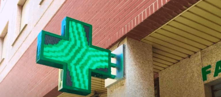 Voici la croix de pharmacie P8 double face extérieur installé et en marche, cette croix de pharmacie affiche tout contenu que vous souhaitez.