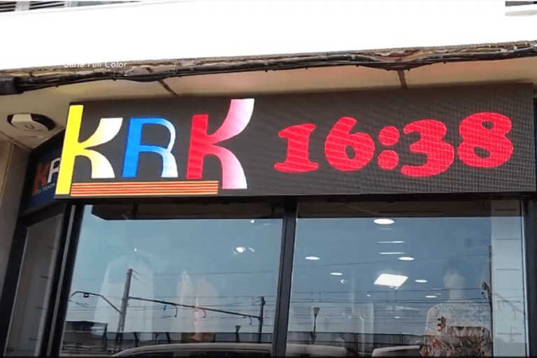 Cette enseigne bannière LED vous permettra d’afficher du texte, des vidéos, des images, des logos, l’heure, la date, la température et biens d'autres encore. L'enseigne LED P5 peut être contrôlé à distance grâce au serveur COSMI cloud.