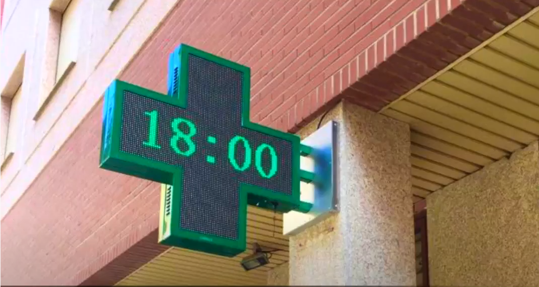 Voici une de nos croix de pharmacie installé et fonctionnelle, la croix de pharmacie P8 double face permet d'afficher des vidéos, photos, GIF, mais également du texte, l'heure, un compte à rebours et même la température.