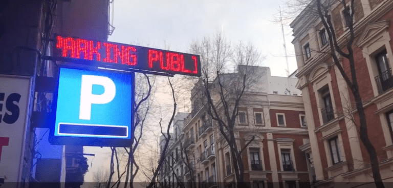 Exemple d'enseigne drapeau LED pour parking publique