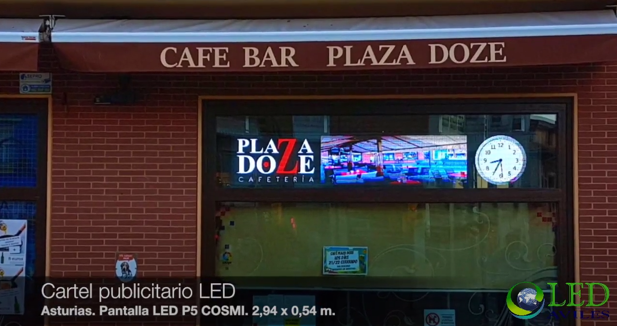 Démonstration d'une installation d'une bannière P5 pour un café bar. Cet écran LED Full Color COSMI est équipé d'options : Wifi, 3G/4G, Capteur de luminosité, Capteur de température et Serveur COSMI Cloud.